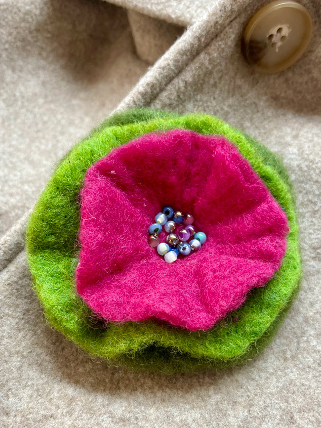 brosa lana cu margele