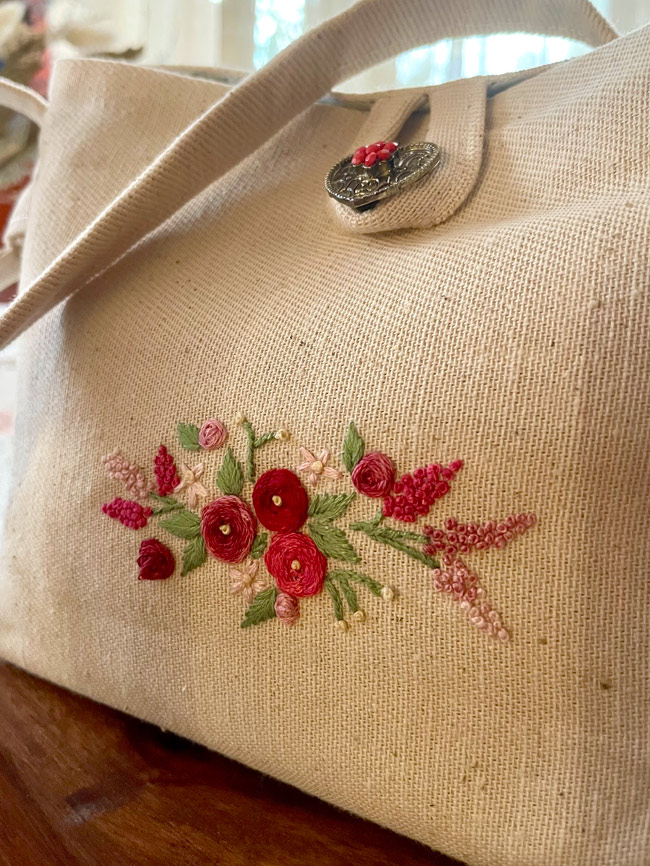 poseta cu flori rosii brodate